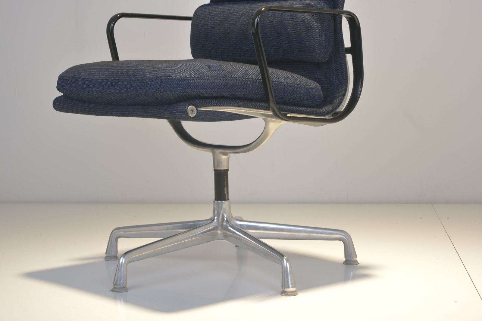 Ea 208 Softpad Aluchair By Charles And Ray Eames For Herman Miller, 1970s photo buy