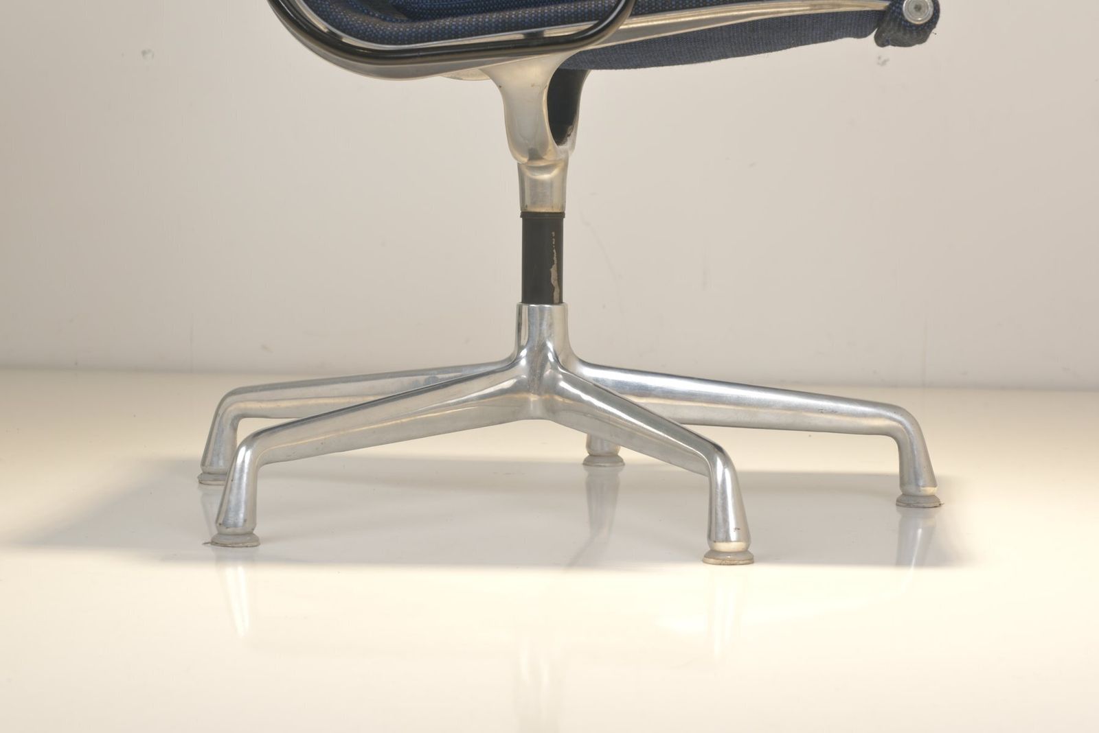 Ea 208 Softpad Aluchair By Charles And Ray Eames For Herman Miller, 1970s photo vintage