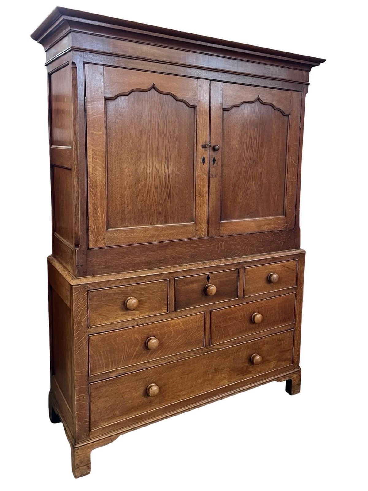 19th Century English Oak Georgian Linen Press / photo furniture