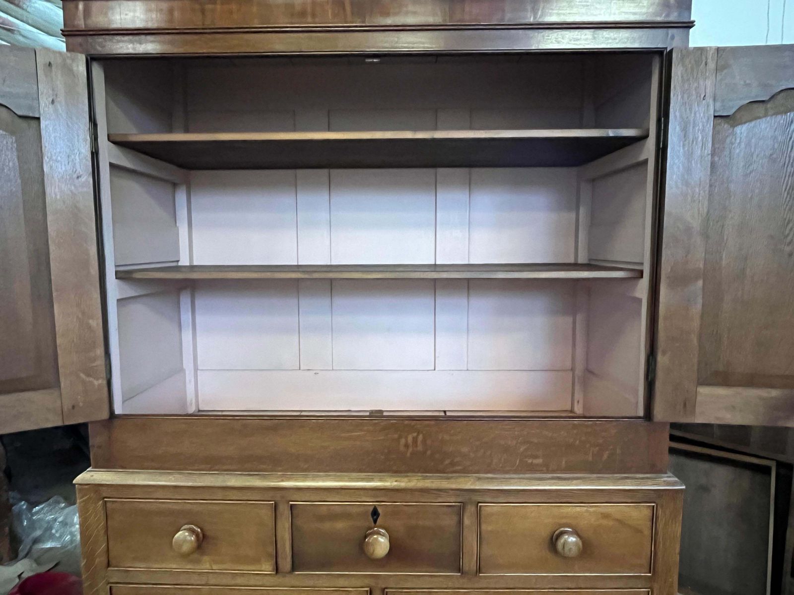 19th Century English Oak Georgian Linen Press / photo vintage