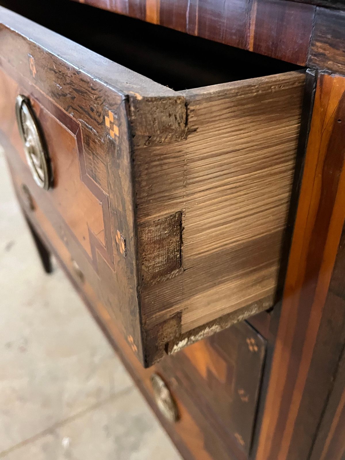photo vinterior 18th Century French Louis XVI Commode / Chest Of Drawers