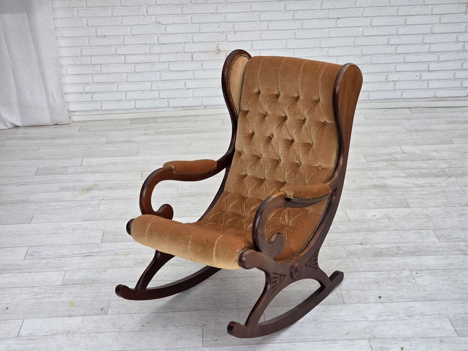 photo vinterior Ca. Jaren 1960, Scandinavische Schommelstoel, Meubelvelours, Donker Beukenhout.