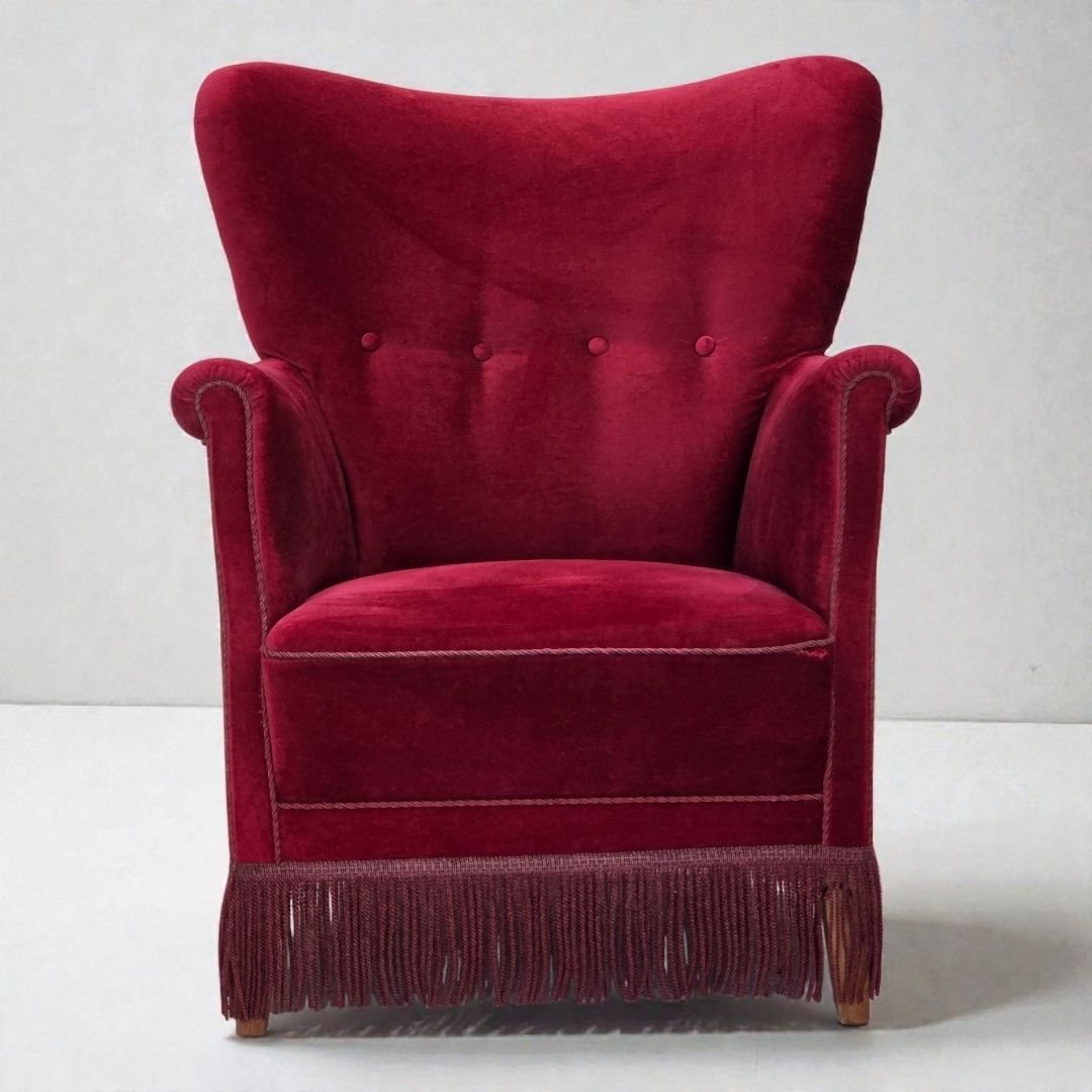 Jaren 1970, Deense Fauteuil, Kersrood Meubelvelours, Eikenhouten Poten.