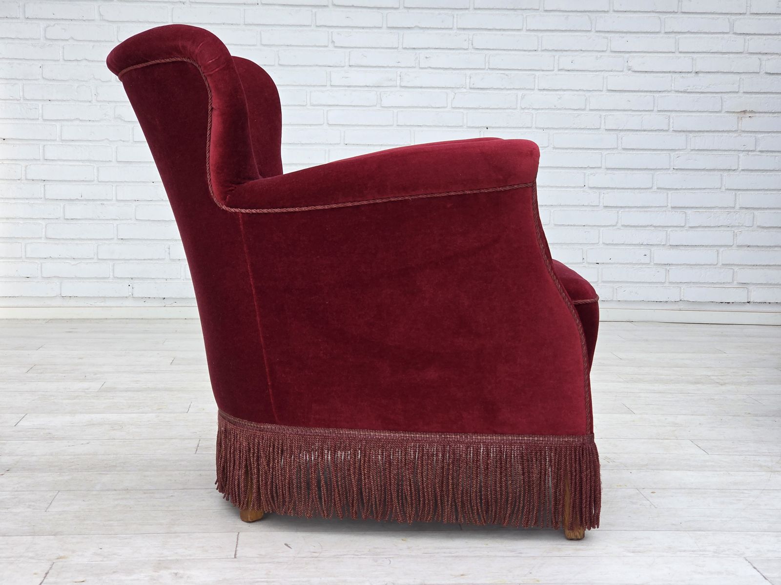 photo vintage 1970s, Danish Armchair, Cherry Red Furniture Velour, Oak Wood Legs.