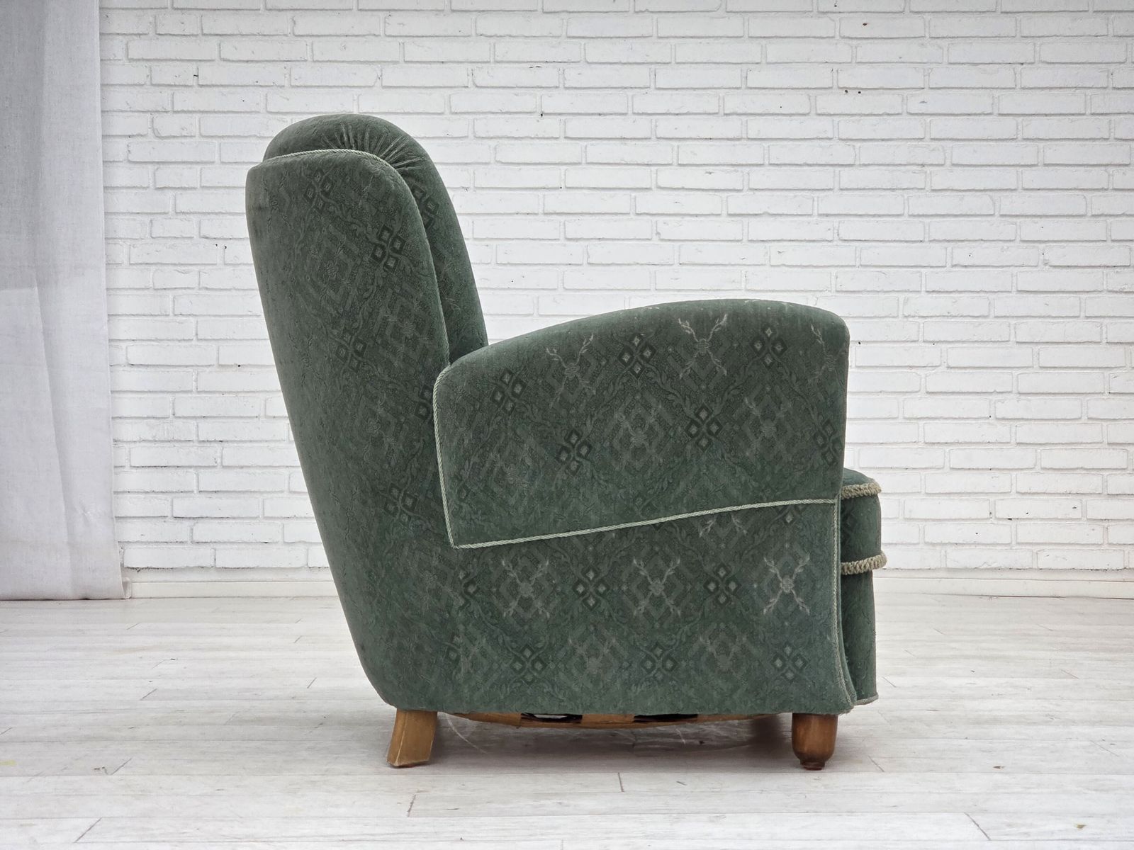 Jaren 1960, Deense Fauteuil, Lichtgroene Meubelwol, Eikenhouten Poten. photo 1350.0