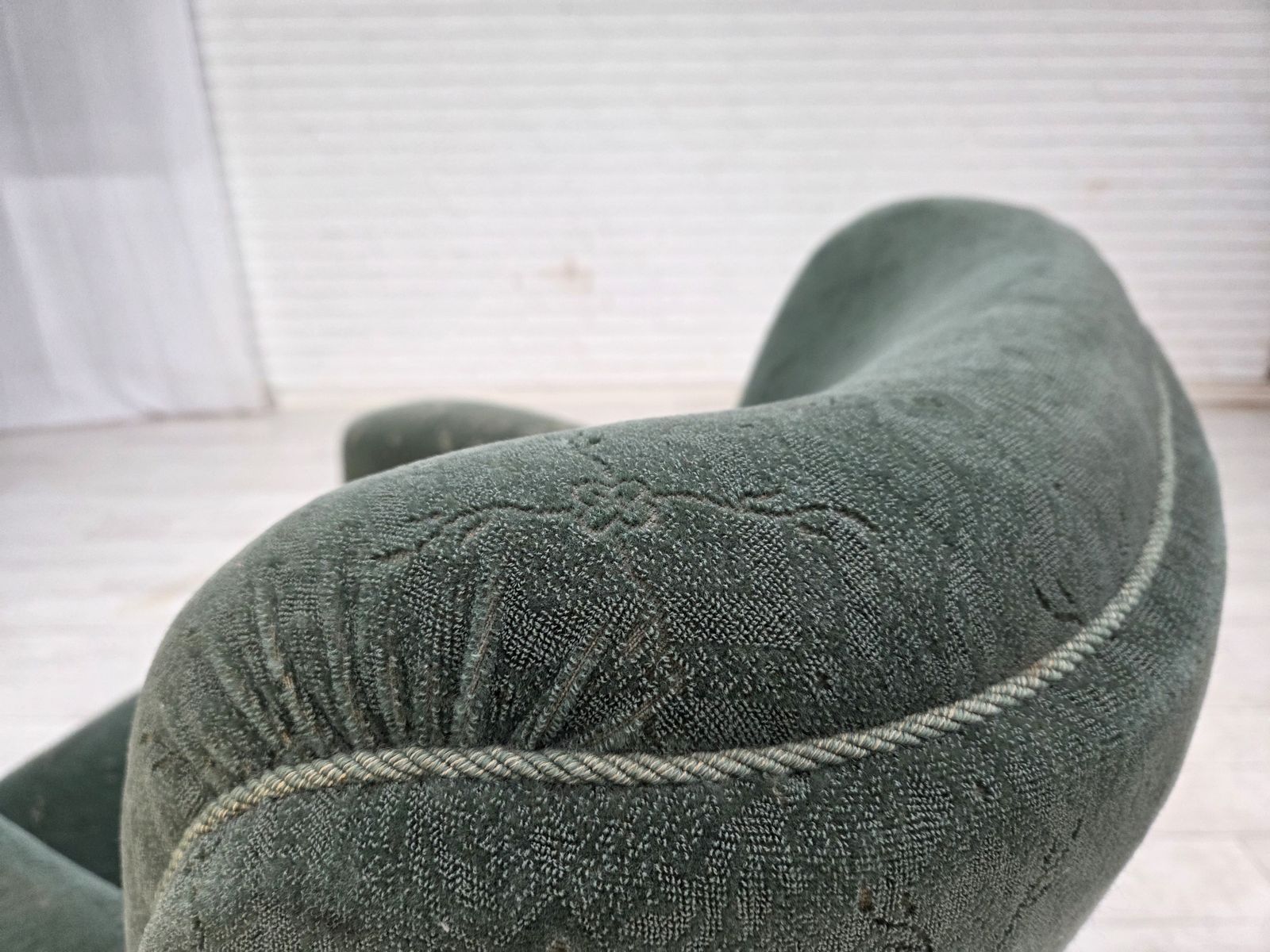 Jaren 1960, Deense Fauteuil, Lichtgroene Meubelwol, Eikenhouten Poten. photo vinterior