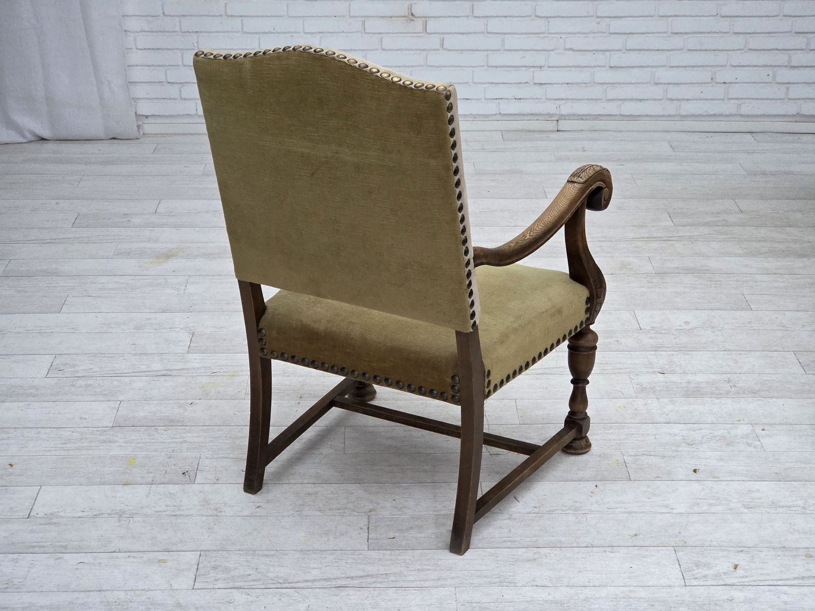photo for sale Ca. Jaren 1950, Deense Fauteuil Met Hoge Rugleuning, Handgeweven Wol, Velours, Gesneden Eikenhout.