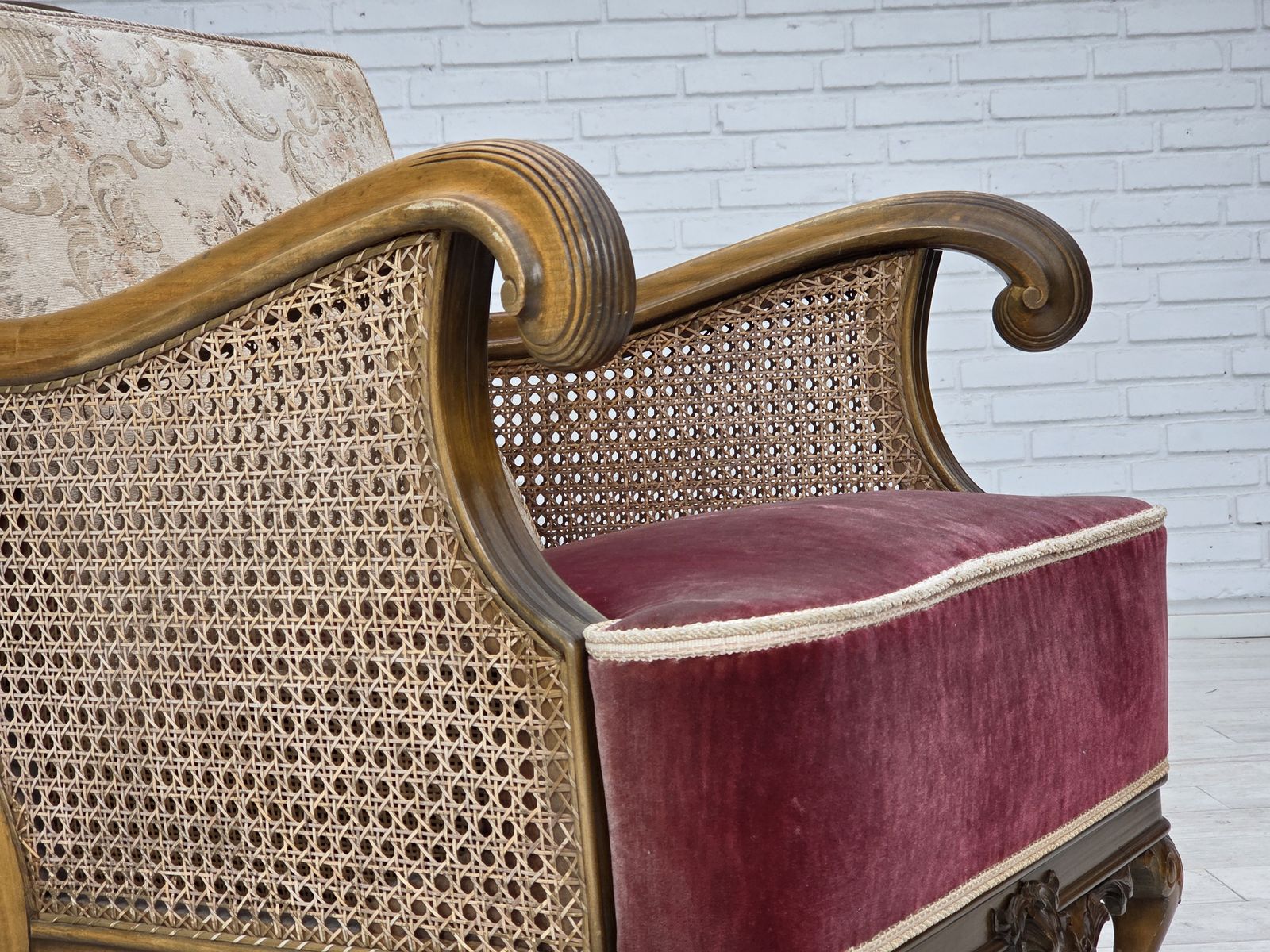 photo vintage 1940s, Danish Armchair, Woven Wool, Velour, Furniture Mesh, Carved Oak Wood.