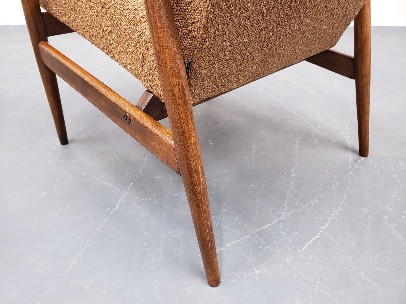 Set Of Two   1960 Henryk Lis Armchairs In Mocha Mousse Boucle photo vintage