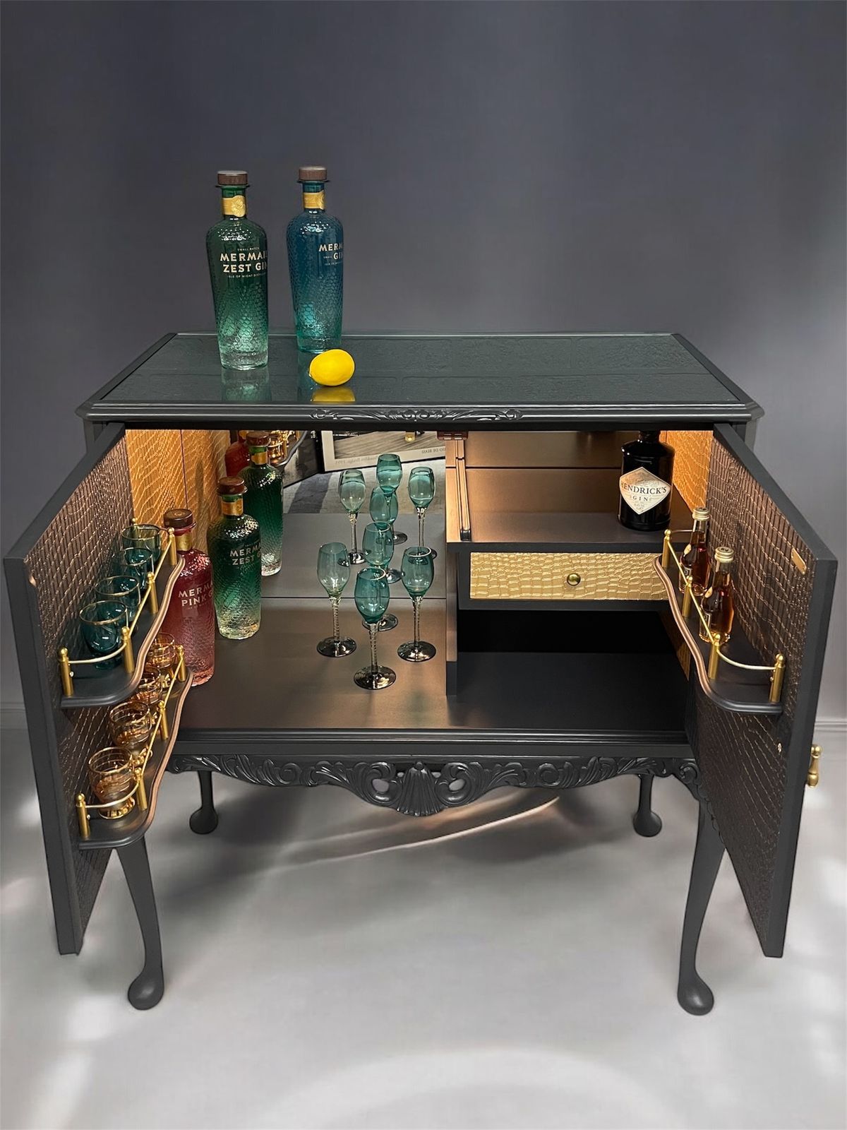 Queen Annie Style Drinks Cabinet Stunning Cocktail Cabinet Bar Buffet photo for sale