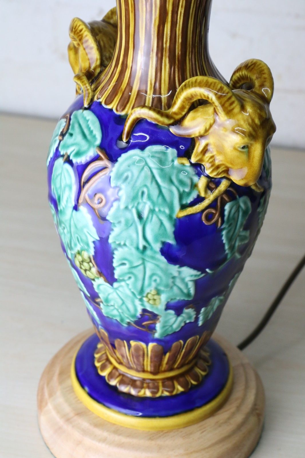 photo vintage Table Lamp Vintage Majolica European Lamp Decorative Ceramic Lamp Refurbished