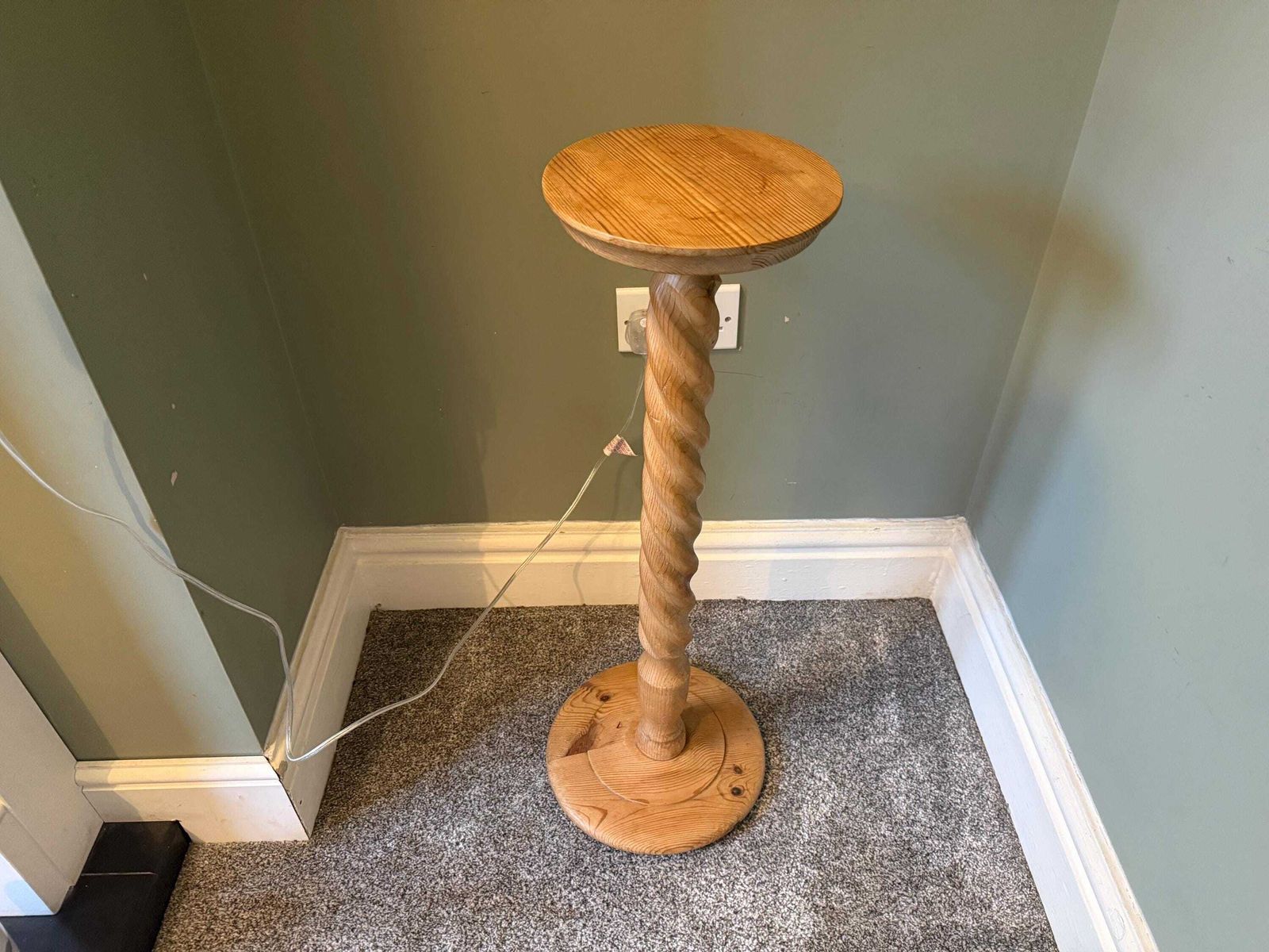 photo vintage Vintage Solid Wood Plant Stand / Pot Stand / Pedestal Table / Lamp Stand