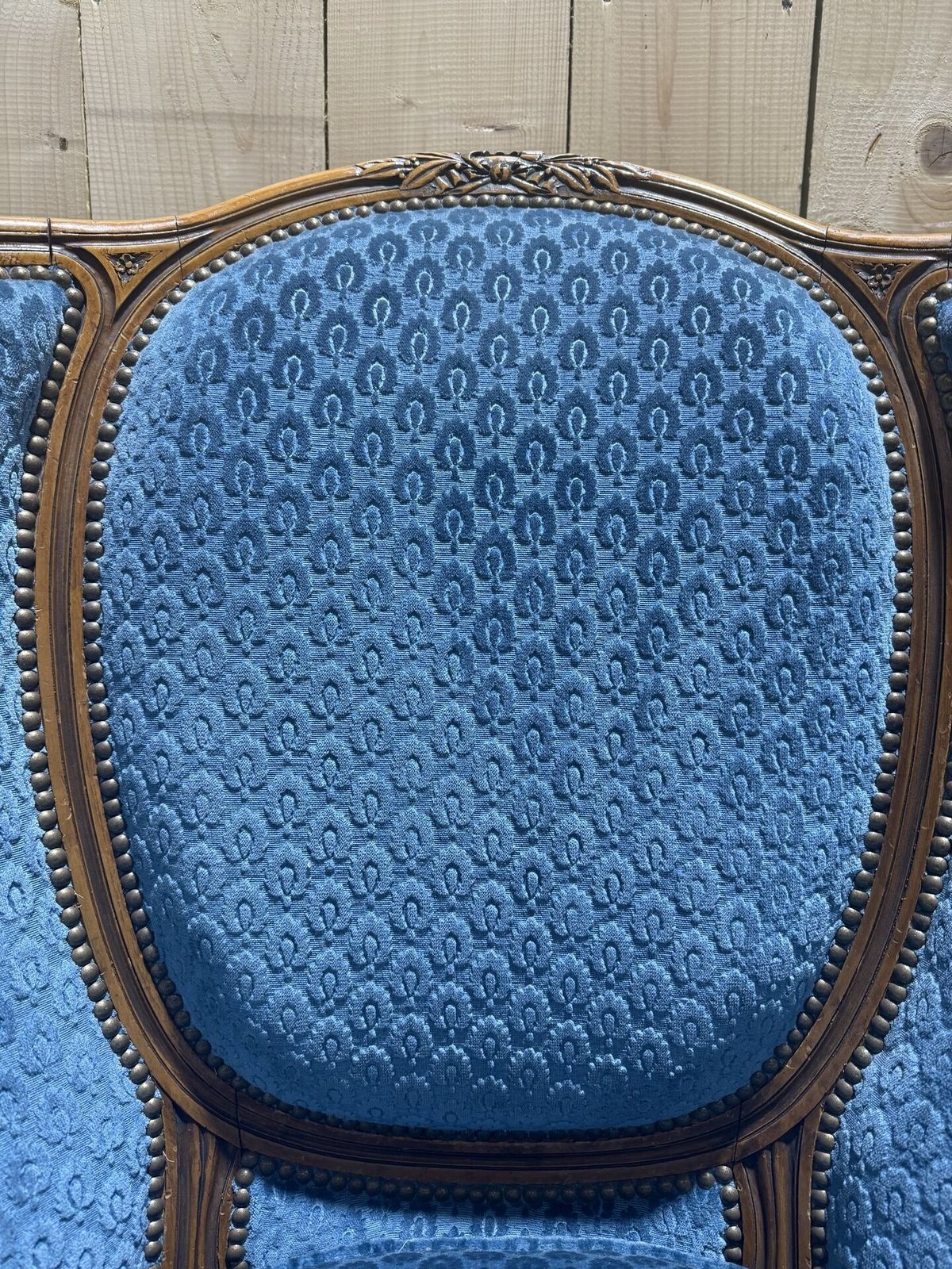 Bergère à Oreilles De Style Louis XVI Velours Bleu photo for sale