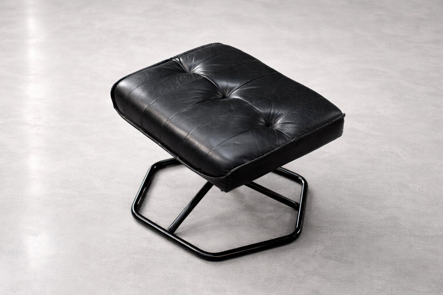 Set Mid Century Modern Deense Draaifauteuil Met Ottoman In Zwart Leer Van Unico, Jaren 1970 photo 1681.0