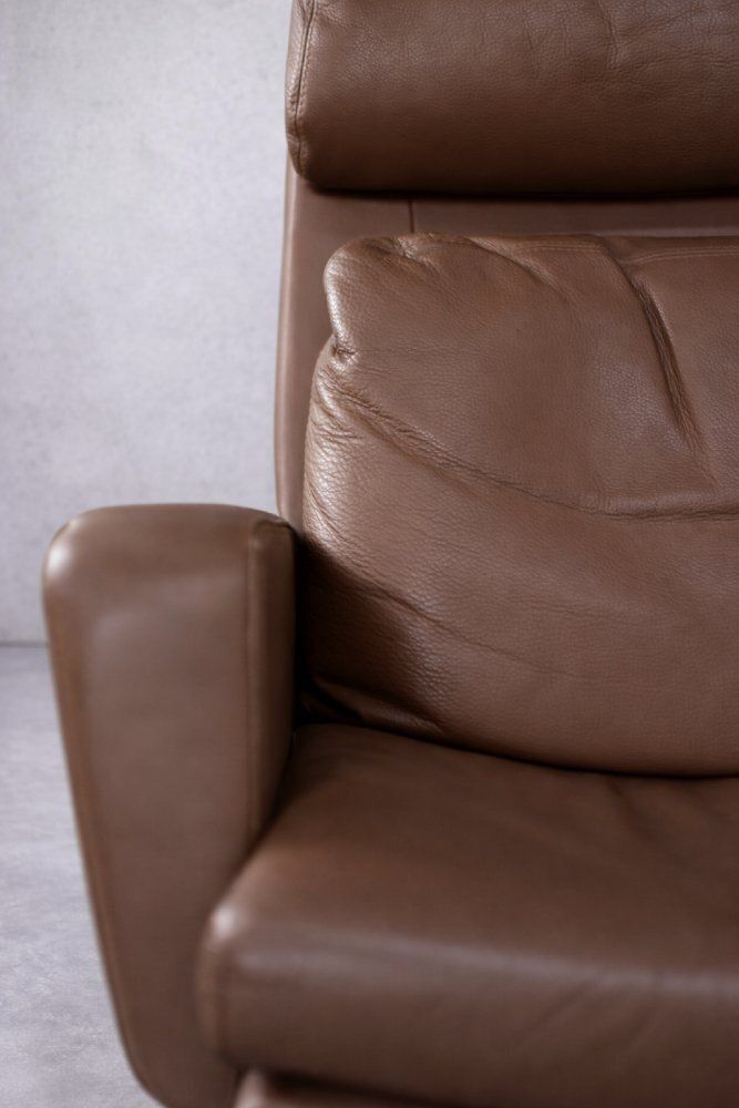 Set Mid Century Modern Deense Bruinleren Draaifauteuil Met Ottoman, Jaren 1970 photo Meubels