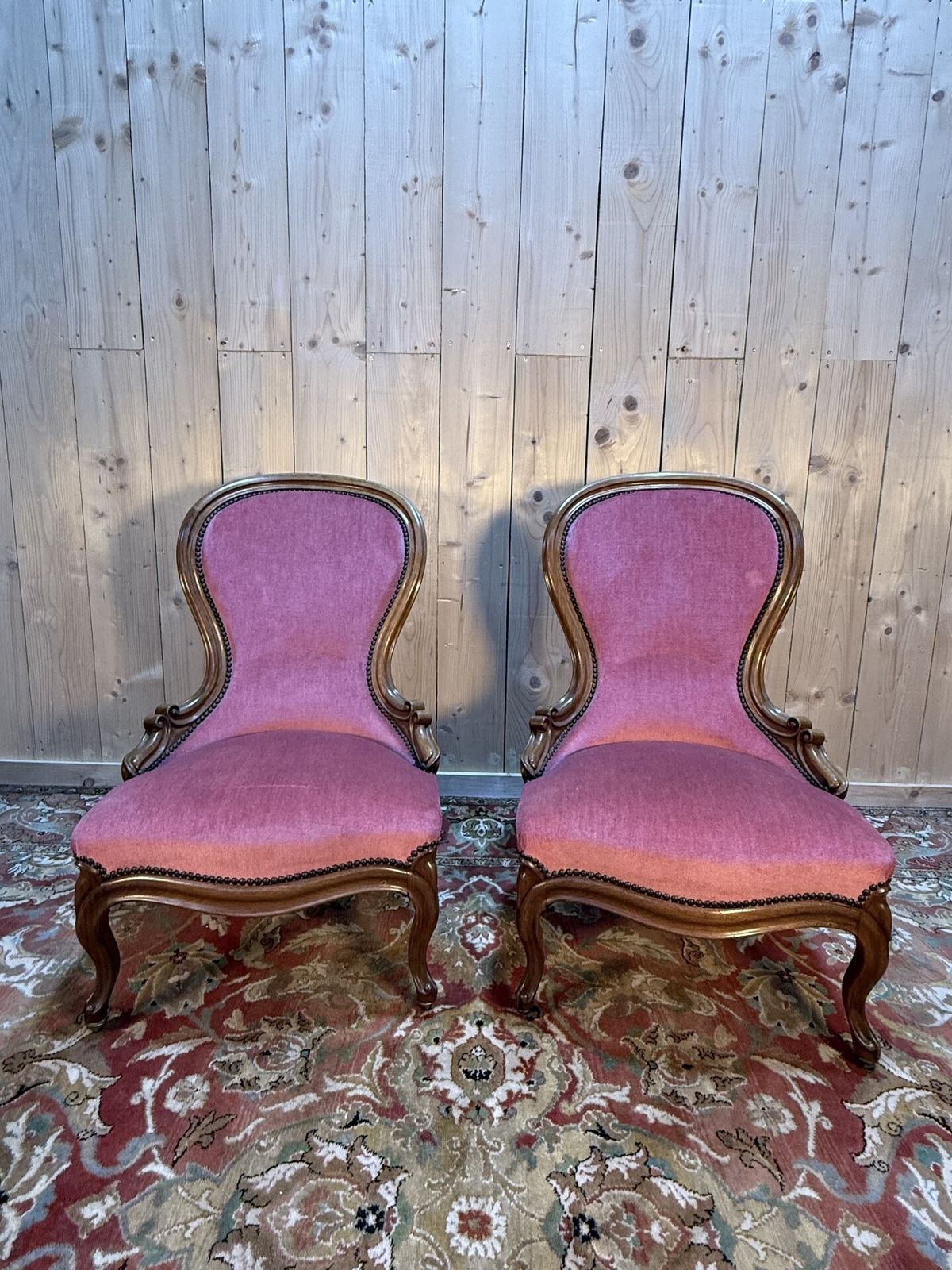 Paire De Chauffeuses Louis Philippe En Noyer Et Velours Rose