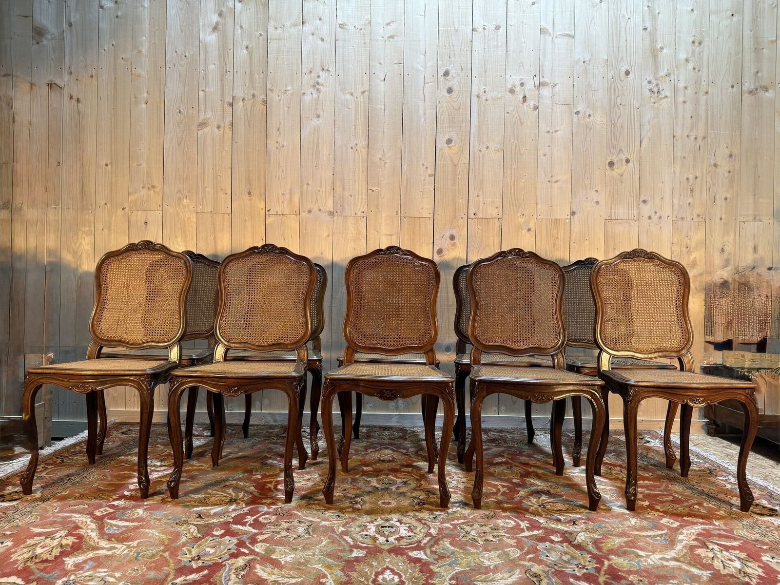 Suite De 10 Chaises De Style Louis XV En Noyer Et Cannage
