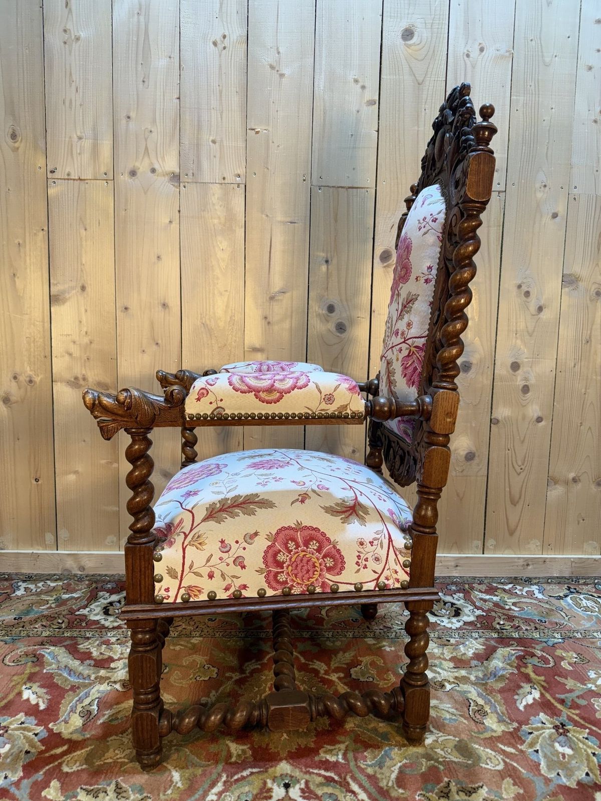 Fauteuil En Noyer Sculpté De Style Haute époque photo vinterior
