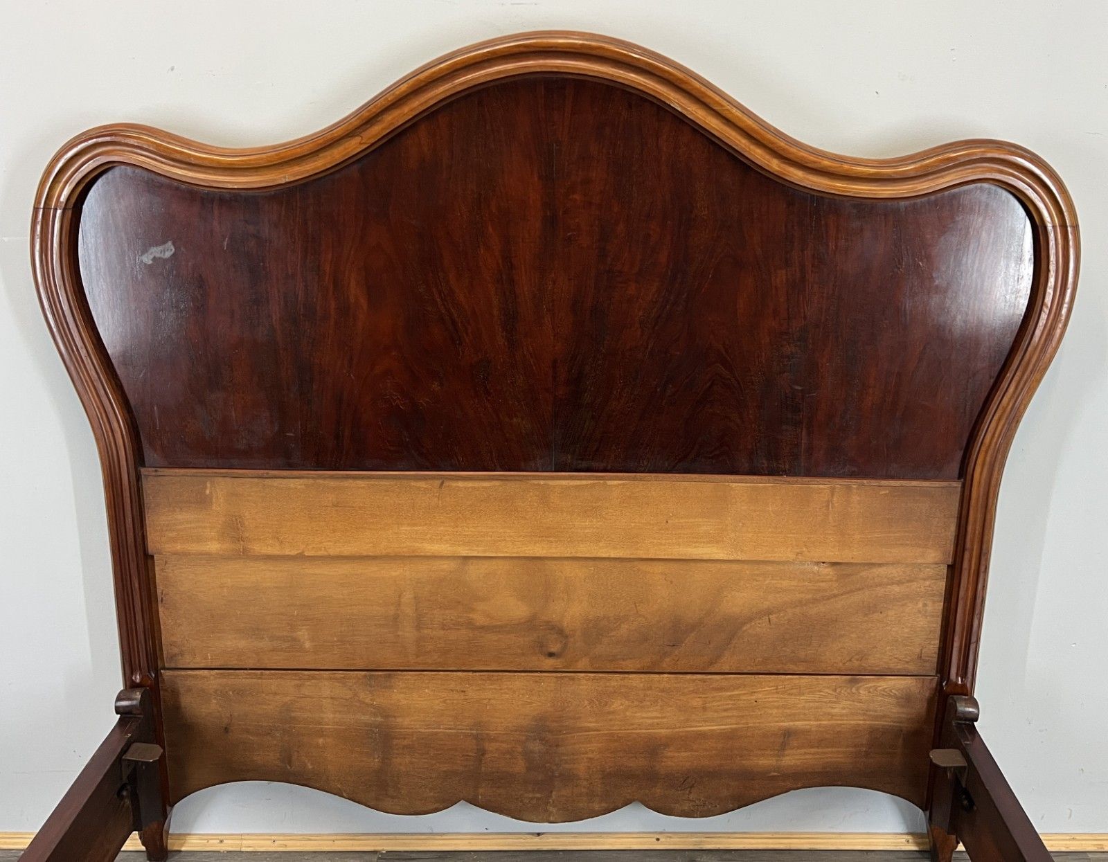 photo furniture Bed Antique French Style Mahogany Double Bed Frame Carved Headboard Lot 4733