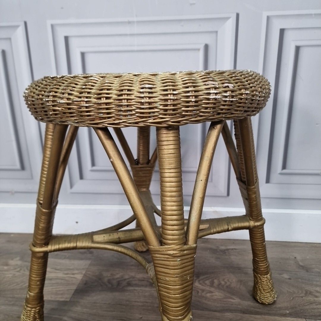 photo vintage Retro Vintage Round Table Cane Small Gold Stool Wicker Weaved Dressing Seat