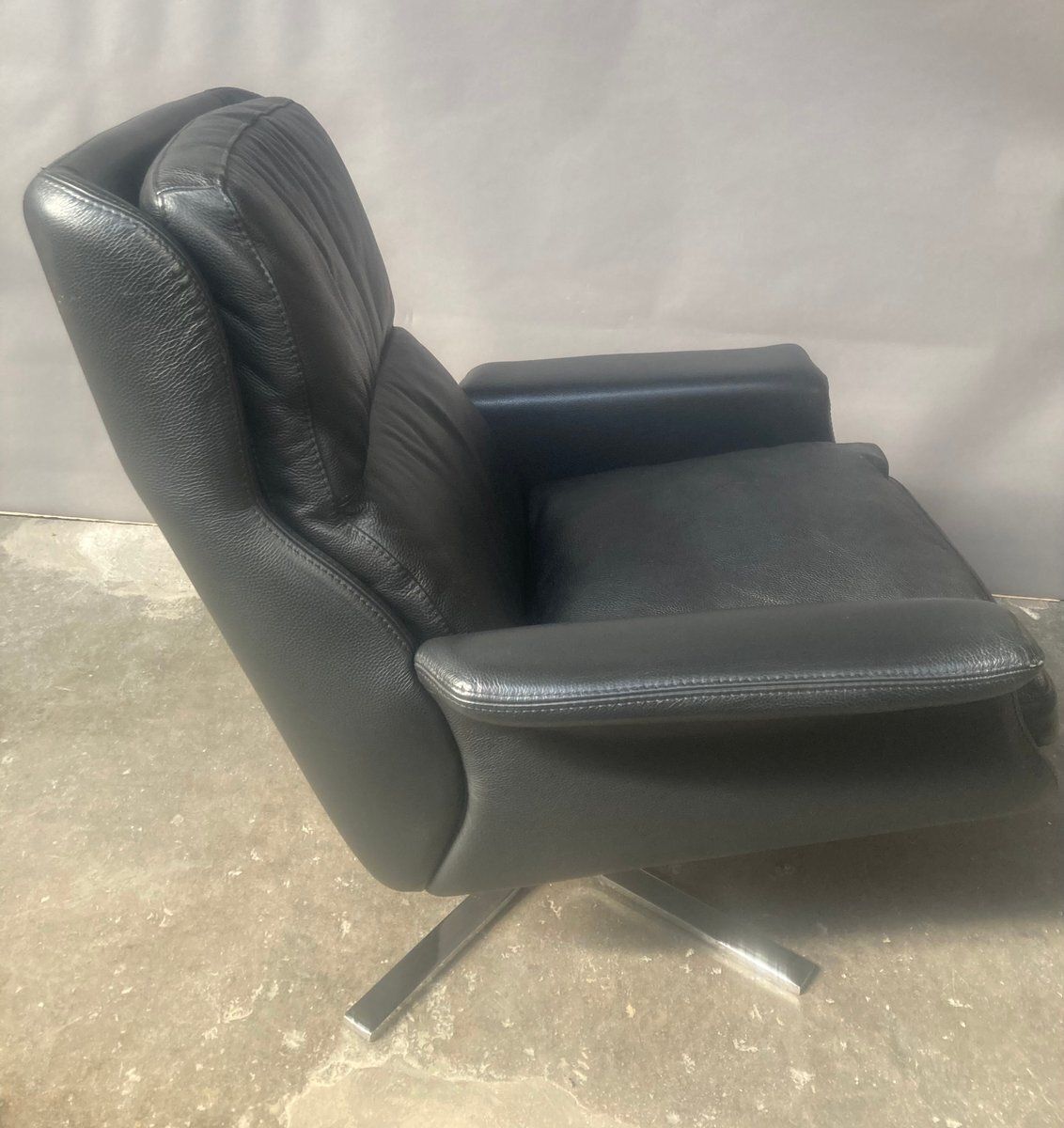 Italian Black Leather Swivel Chair In The Style Of Minotti, 1970s photo for sale