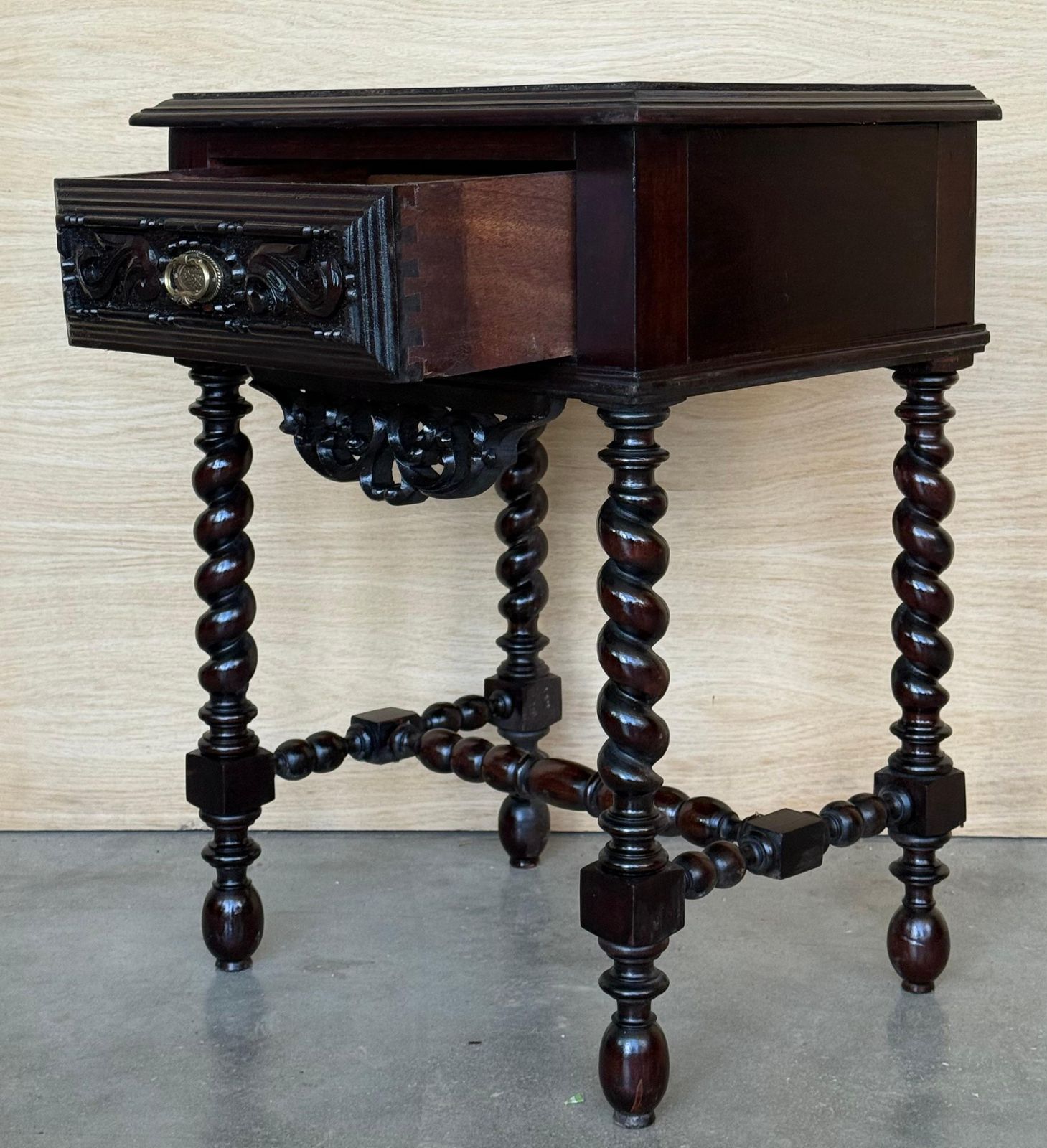photo furniture Paire de tables de chevet françaises en bois massif sculpté, colonnes salomoniques, XXe siècle