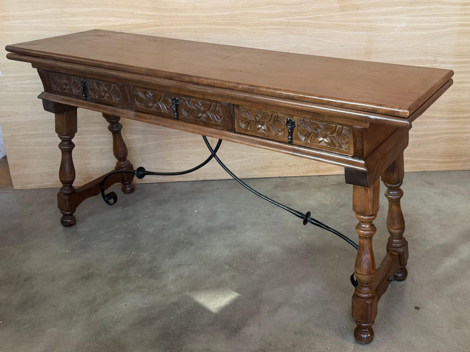 Console espagnole à abattant du début du XXe siècle, avec entretoise en fer et 3 tiroirs photo Mobilier