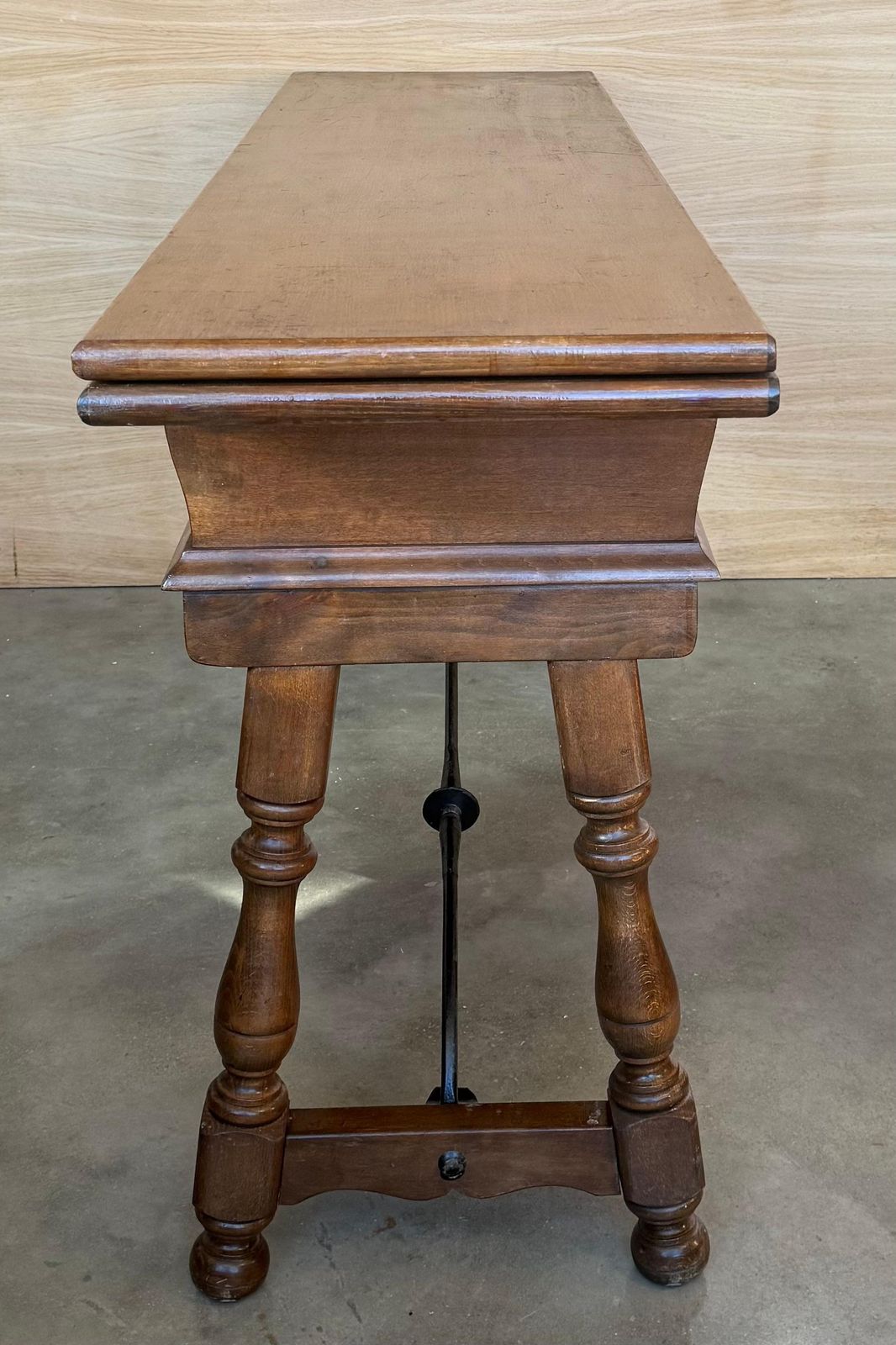 Console espagnole à abattant du début du XXe siècle, avec entretoise en fer et 3 tiroirs photo vinterior