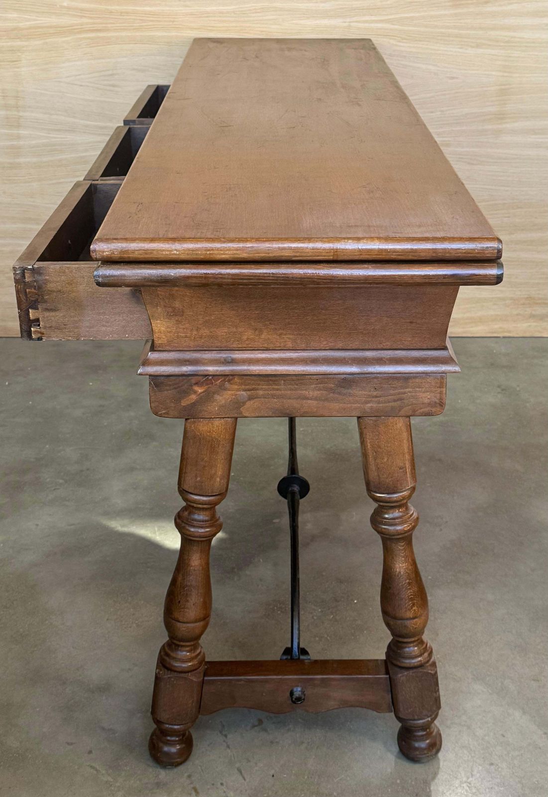 Console espagnole à abattant du début du XXe siècle, avec entretoise en fer et 3 tiroirs photo vintage