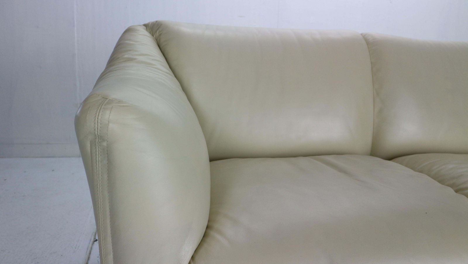 photo buy Mario Bellini "Tentazione" Leather Sofa Or Loveseat For Cassina, 1970s