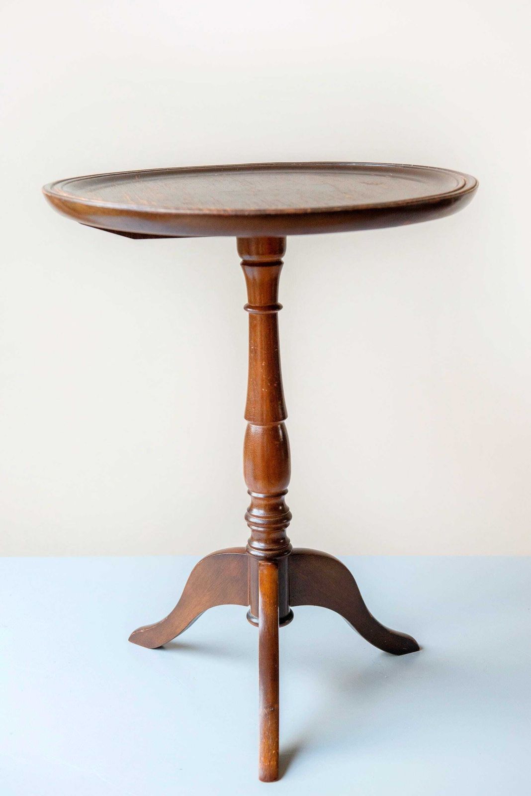 photo furniture Houten Wijntafel – Antiek Driepoot Bijzettafeltje – Victoriaanse Stijl Ronde Plantenstandaard