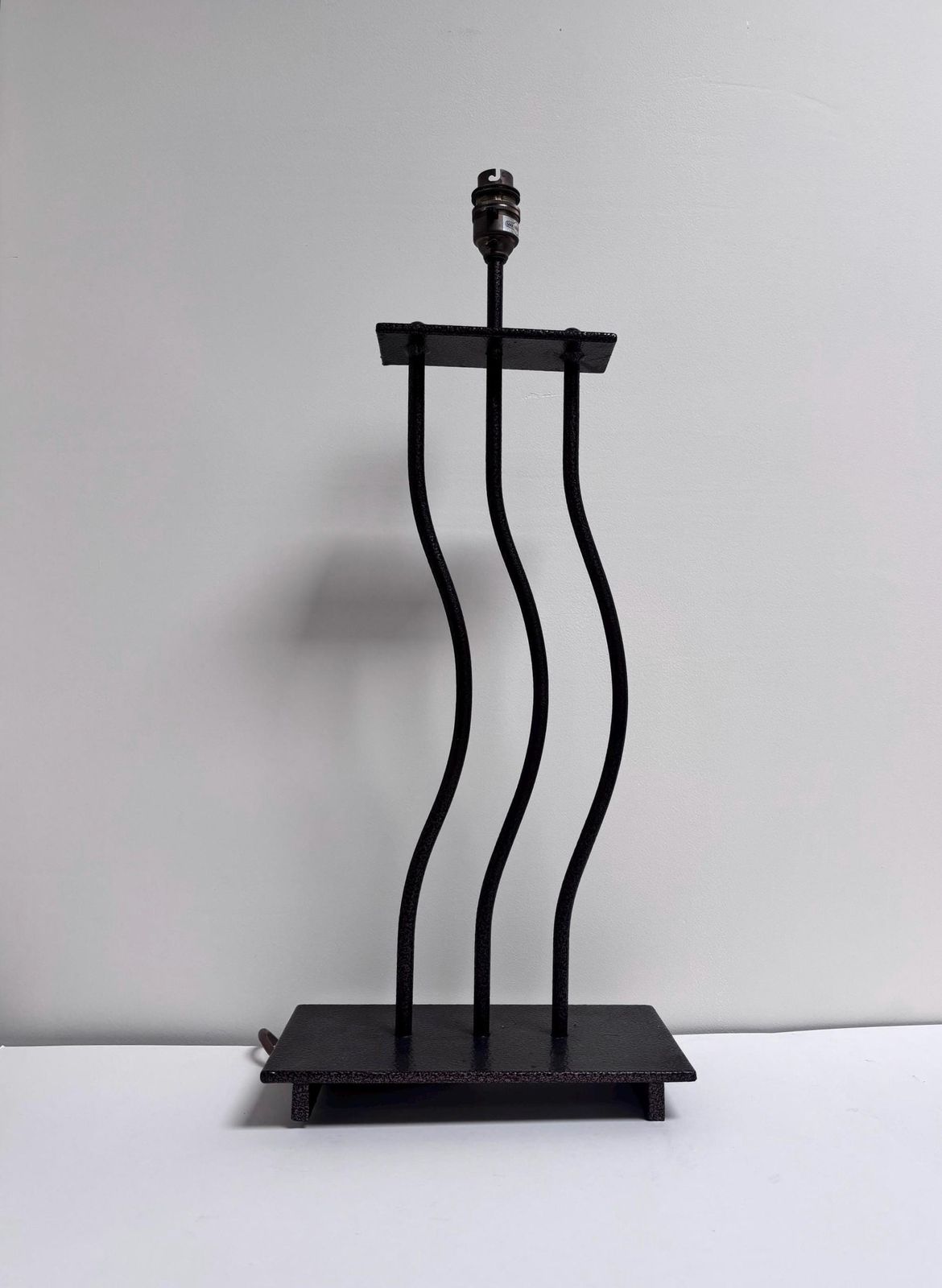 photo vintage Vintage Postmodern Wave Table Lamp | Sculptural Wrought Iron Wiggle Lamp | Memphis Style Hammered Metal Lighting