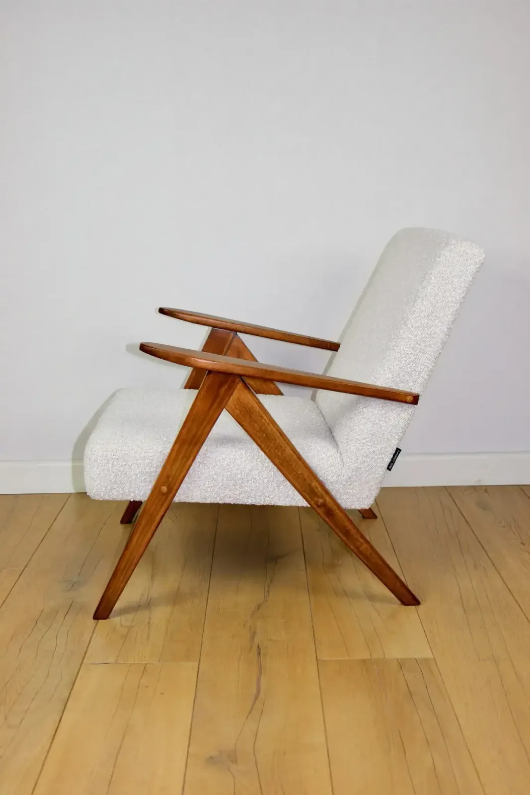 Vintage B 310 Var Armchair, White Bouclé Structure, 1970s   Beech Wood photo vinterior