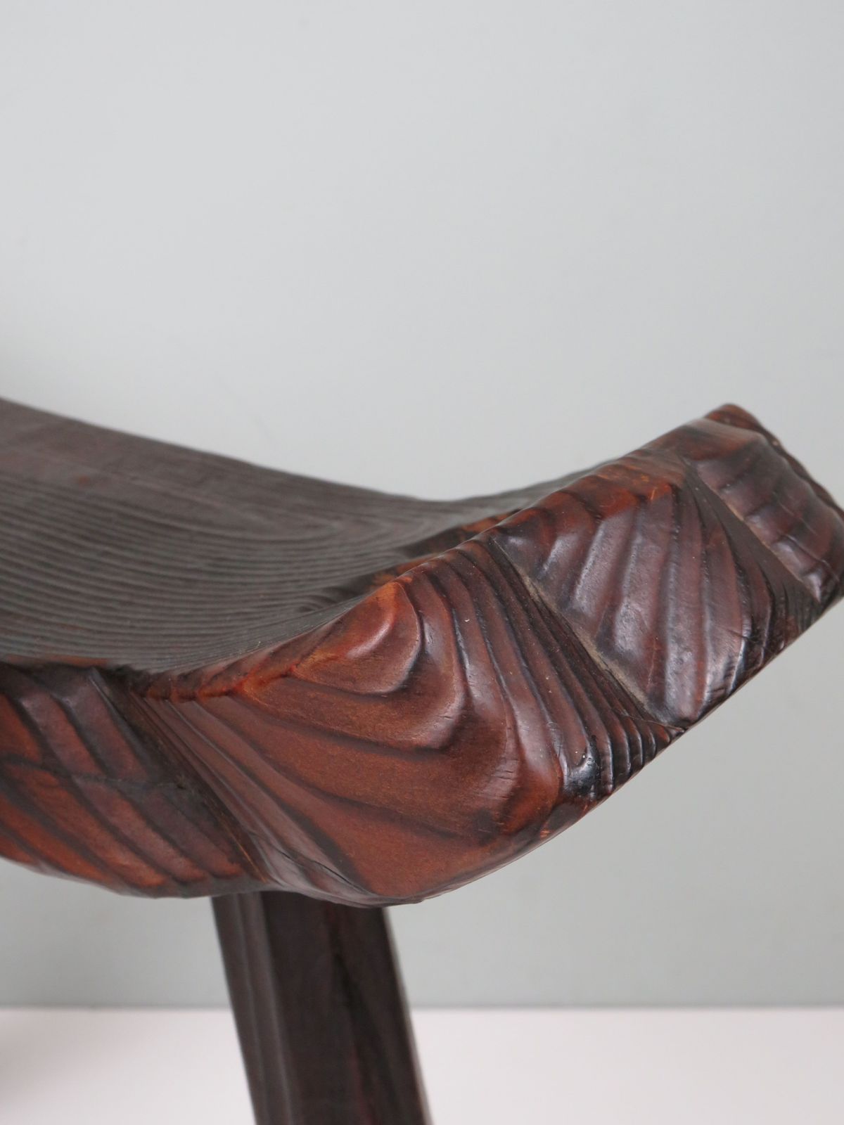 Spanish Mid Century Carved Wooden Birth Stool – Brutalist Style photo vinterior