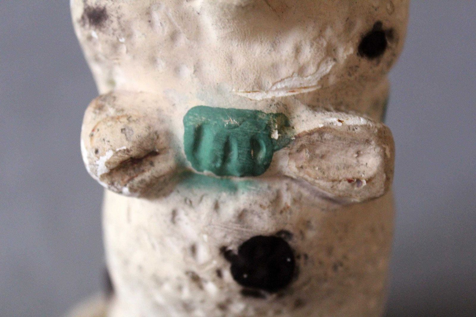 Antiek Frans Gipsen Spaarpotje Om Te Breken, Ca. Jaren 1900, Zittende Kat Met Strik, Verzamelobject, Gebroken Wit photo vinterior