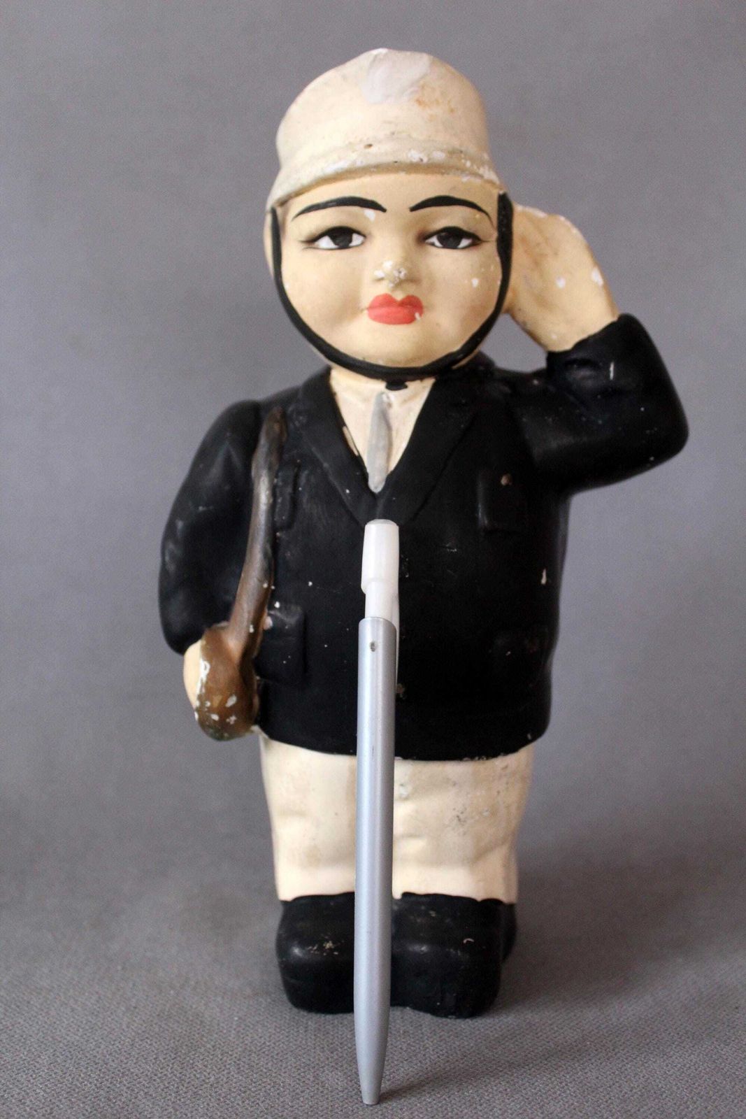 Antiek Frans Gipsen Spaarpotje Om Te Breken, Ca. 1900s – Man In Uniform, Militair Saluut, Verzamelobject, Zwart Wit photo furniture