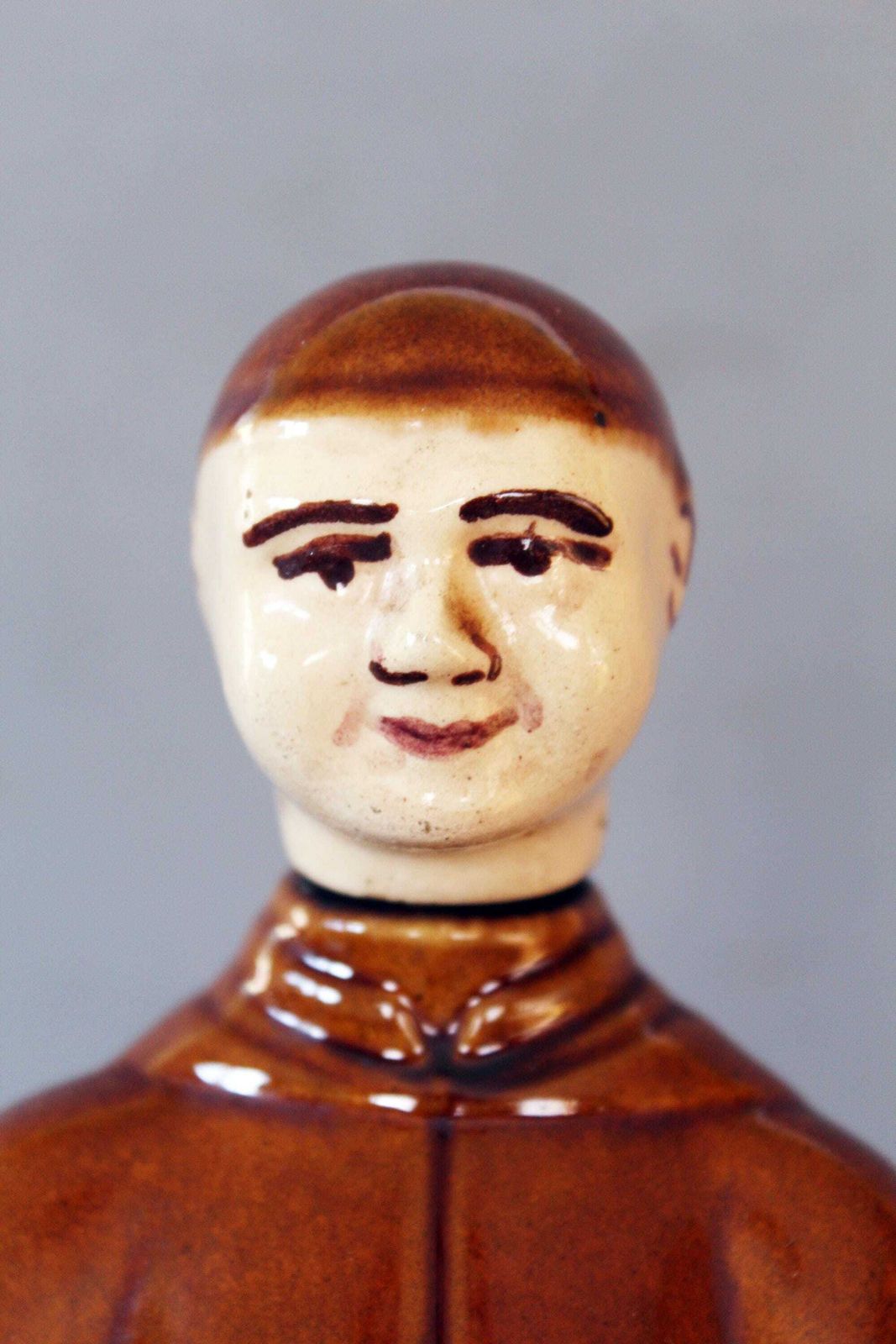 Grote Vintage Keramische Monnik Fles – Decanteerkaraf Met Muziekdoos, Quimper Keraluc Frankrijk, Kurksluiting, Figuratieve Sculptuur, Leeg photo furniture
