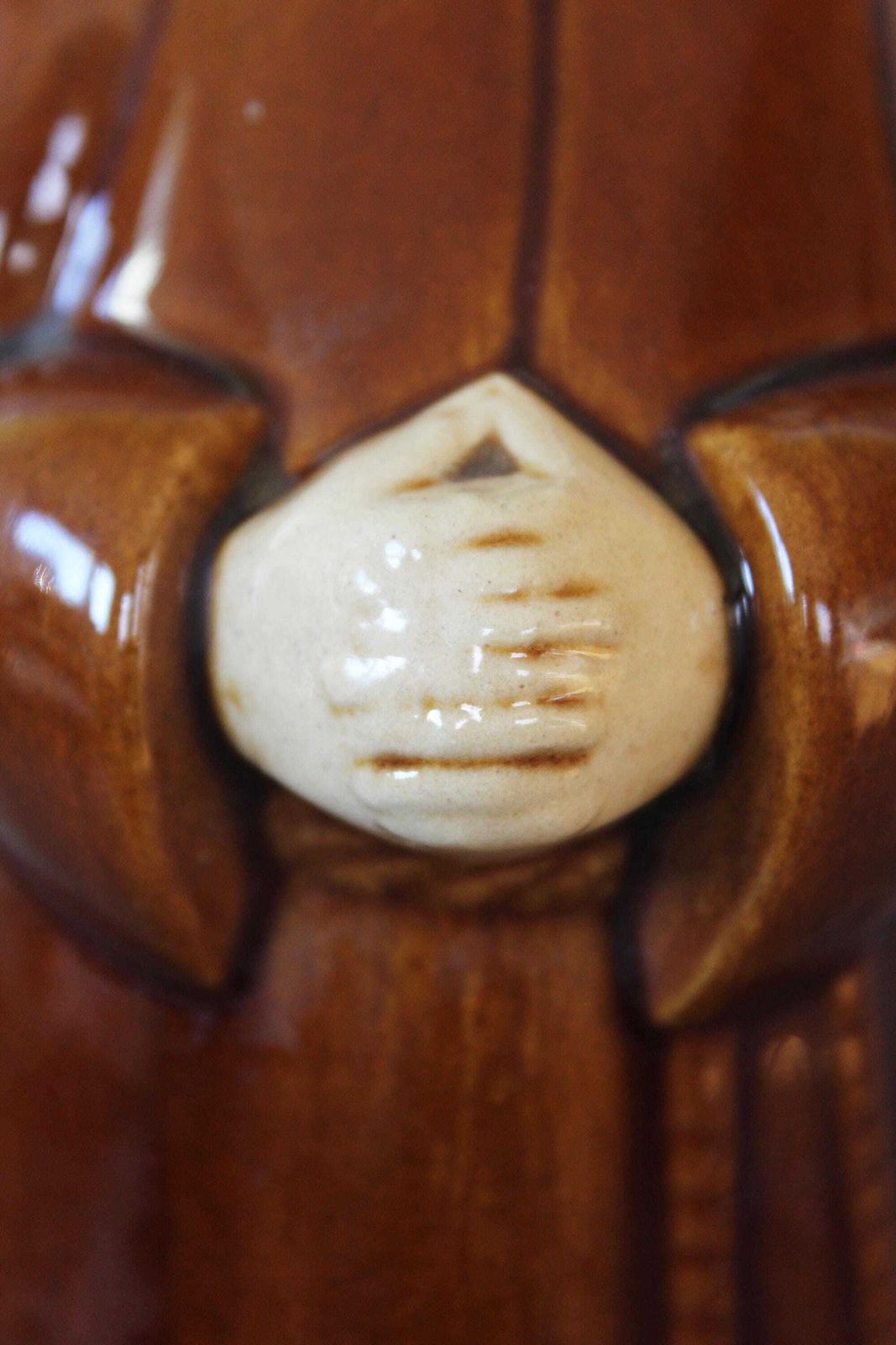 Grote Vintage Keramische Monnik Fles – Decanteerkaraf Met Muziekdoos, Quimper Keraluc Frankrijk, Kurksluiting, Figuratieve Sculptuur, Leeg photo for sale