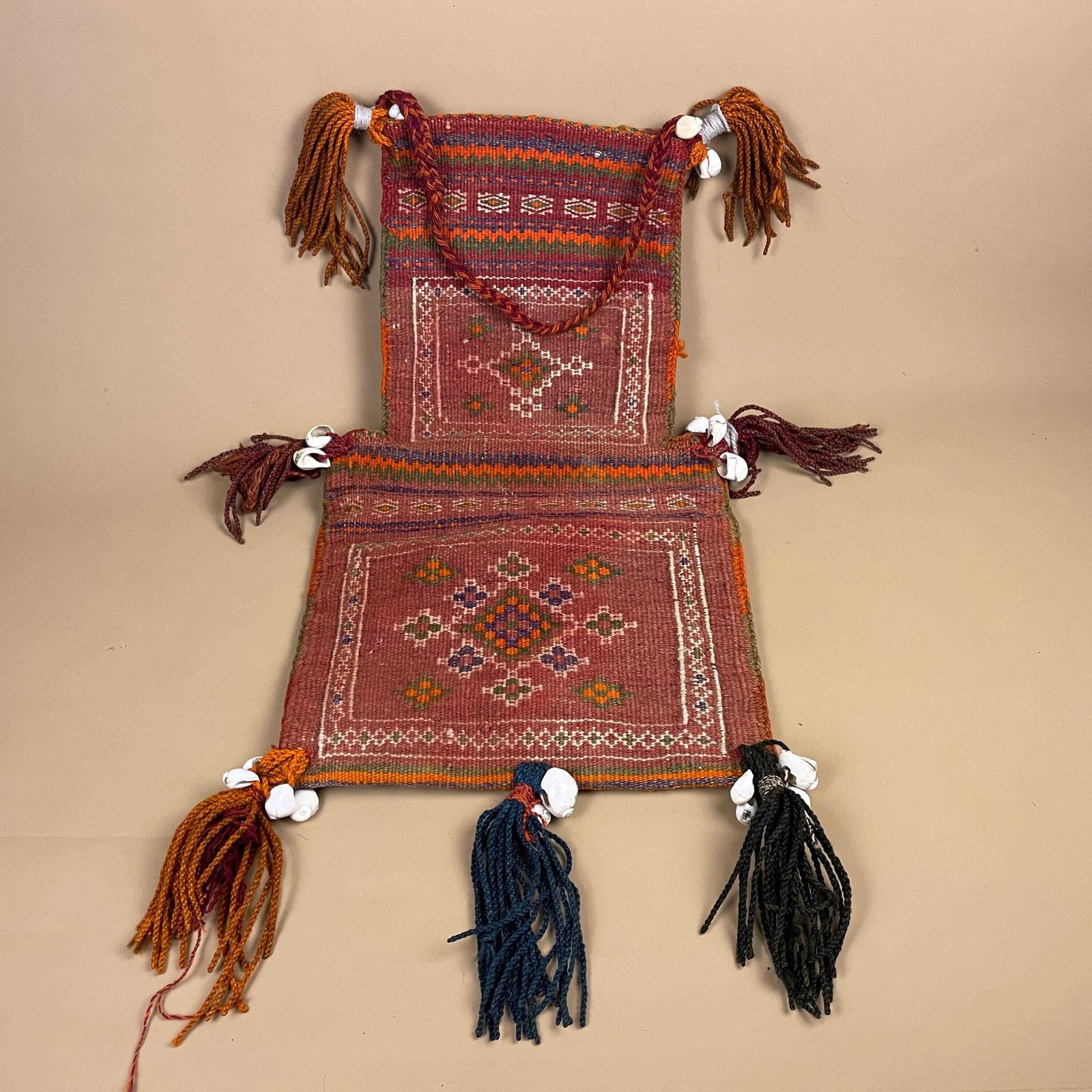 photo furniture Vintage Saddle Bag Wall Hanging Handwoven Wool Tribal Textile Pouch Tassels Red Middle Eastern Design Folk Textile Woven