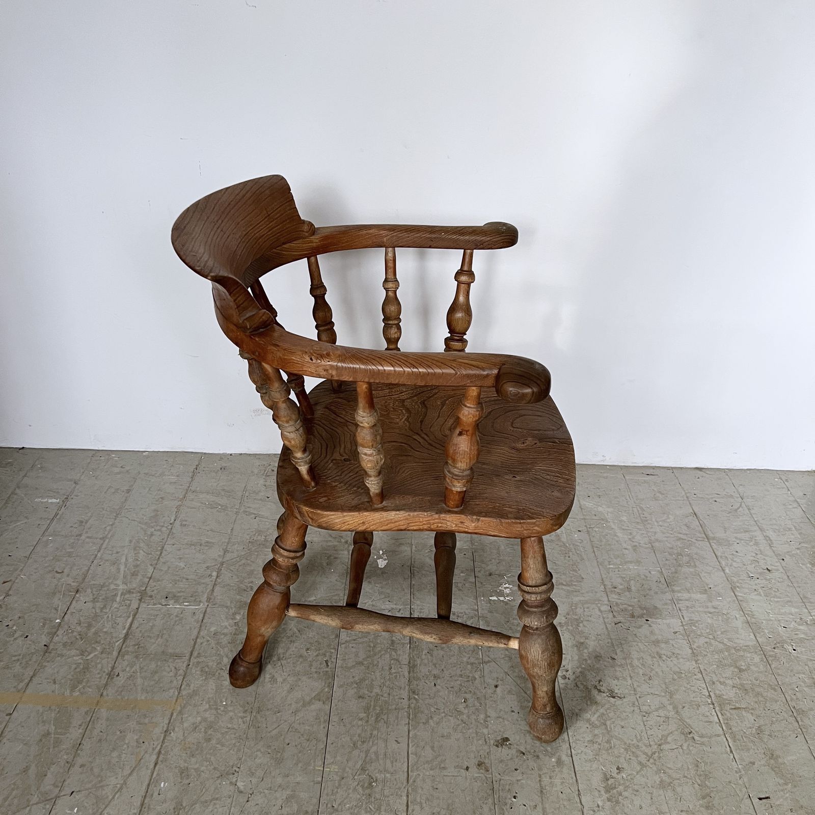 Solid Wood Spindle Back Captain’s Chair photo Furniture