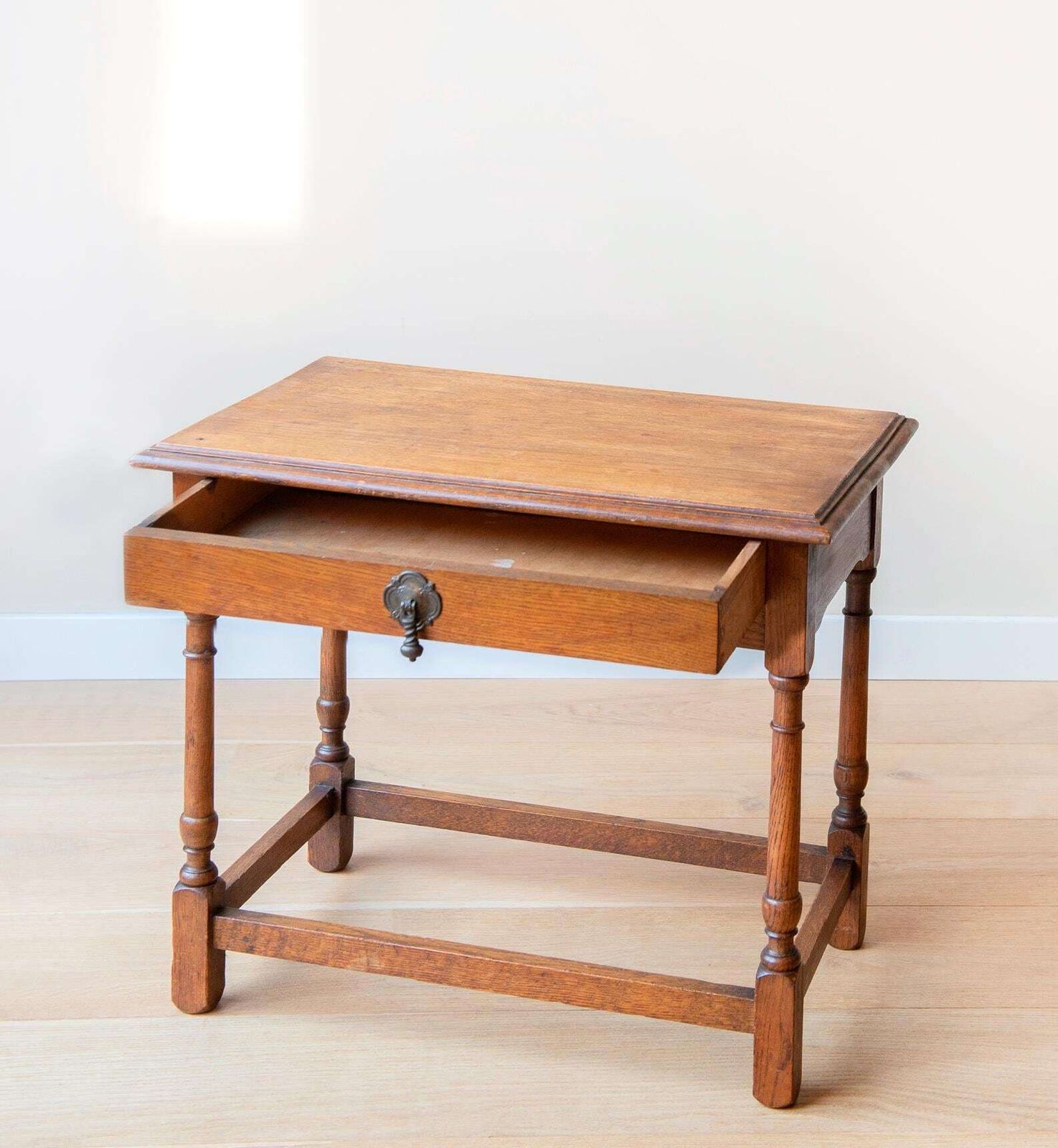 Antiek Engelse Eiken Bijzettafel – Victoriaanse Gangtafel Met Lade En Gedraaide Poten – Houten Siertafel photo furniture