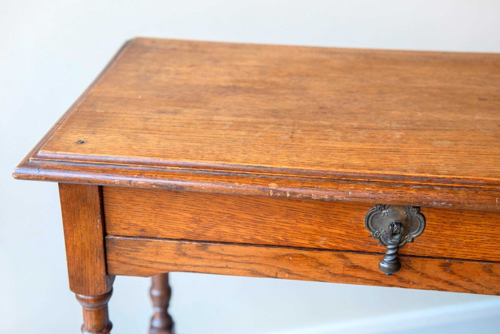 Antiek Engelse Eiken Bijzettafel – Victoriaanse Gangtafel Met Lade En Gedraaide Poten – Houten Siertafel photo buy