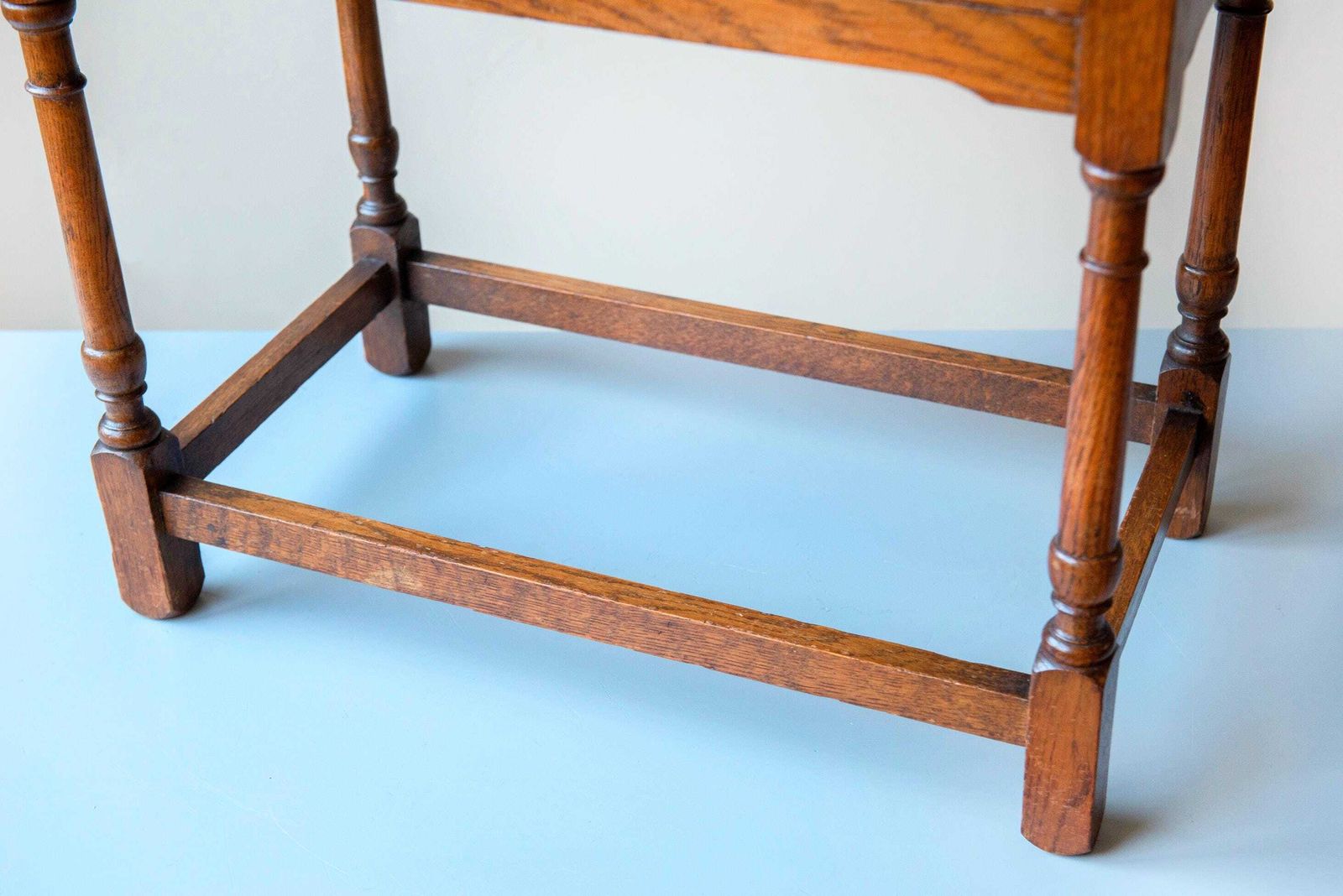 photo furniture Antiek Engelse Eiken Bijzettafel – Victoriaanse Gangtafel Met Lade En Gedraaide Poten – Houten Siertafel