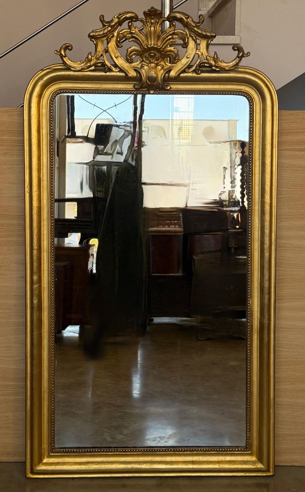 Grand miroir vertical doré à fronton floral, France, XIXe siècle photo furniture