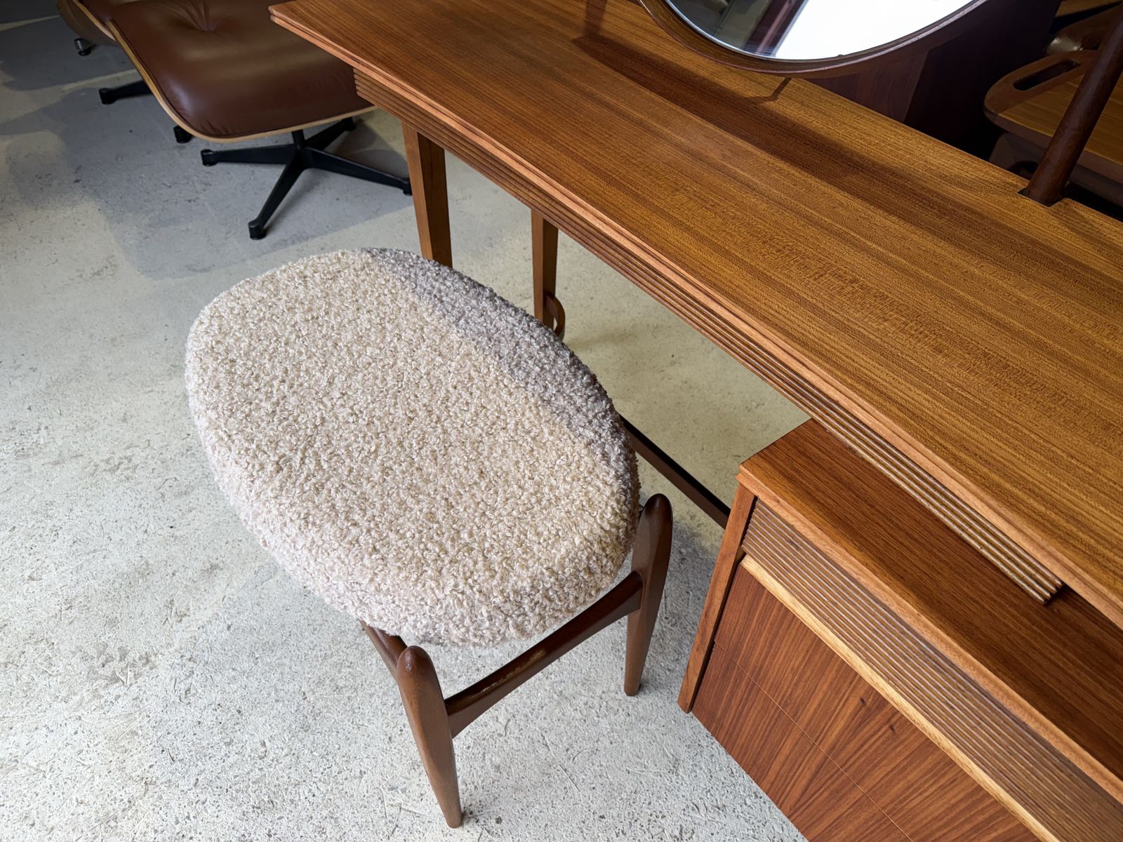 Mid Century Elliots Of Newbury Dressing Table & Stool, Vanity Table photo vinterior