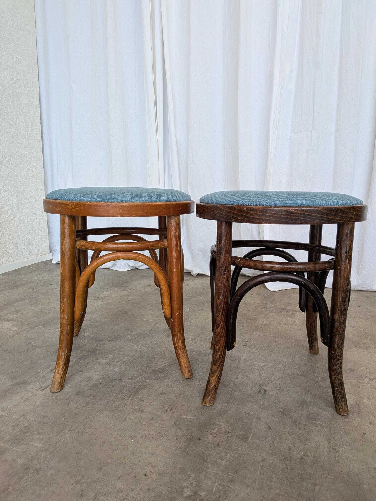 photo vintage Pair Of Vintage Bentwood Stools / Thonet Style / Upholstered Seat In Blue / 1970s