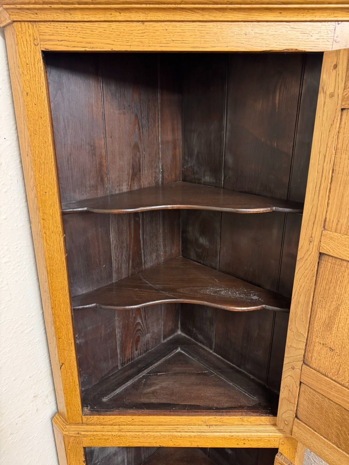 Outstanding Quality Light Oak Panelled Corner Cupboard photo vinterior