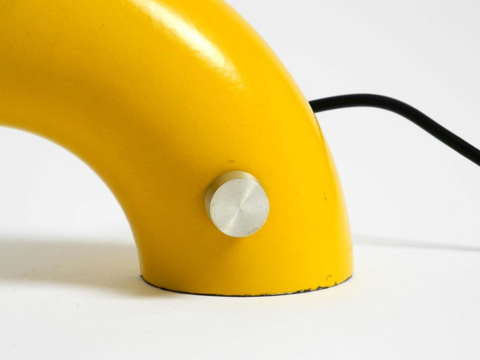 photo vintage Very Rare Original Space Age 60s Yellow Table Lamp Made Of Iron By Temde