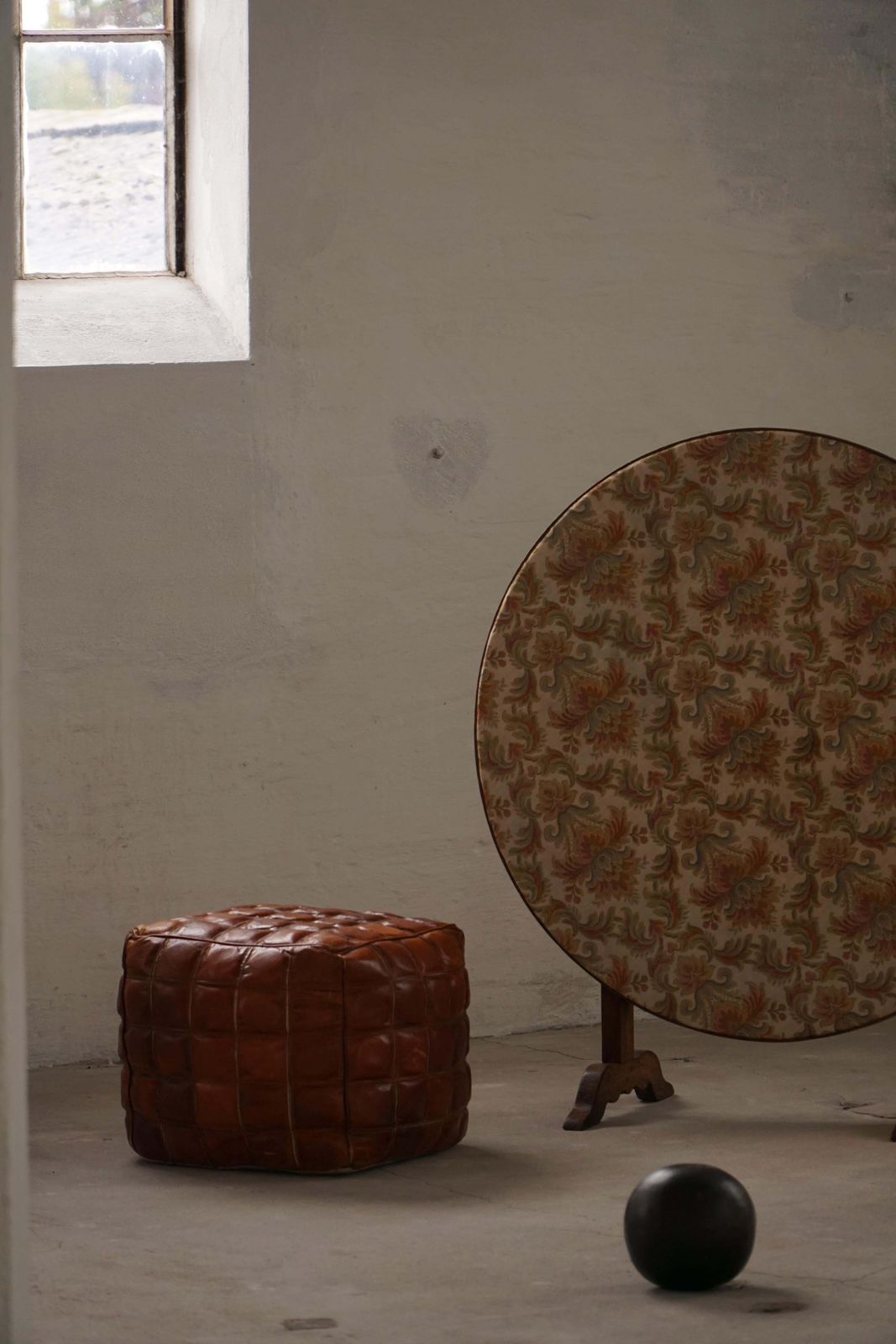 photo vintage 19th Century French Vigneron Round Tilt Top Table With Floral Textile Top