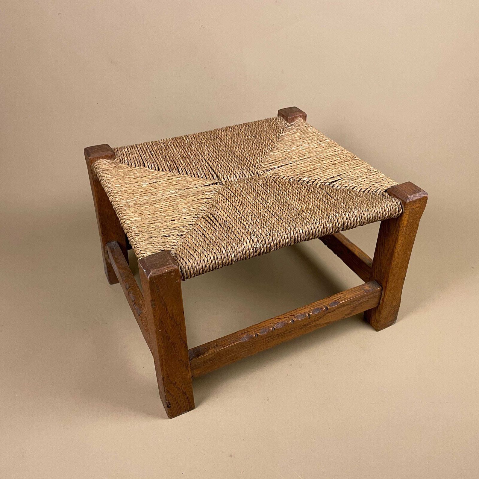 photo furniture Antique Wooden Stool Woven String Wood Cottage Furniture Rectangle Brown Hallway Seat 22.2x30x34cm Footstool Bench Square